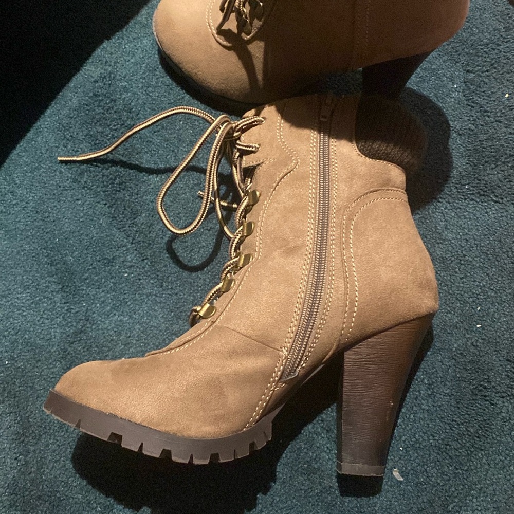 Tan/light brown heeled boots! Size 8 1/2